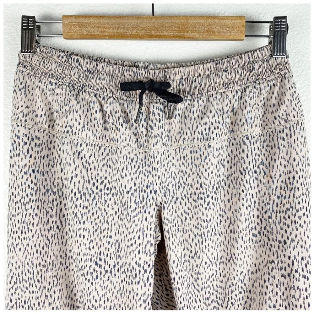 Lululemon‎ Step Lively Crop Dottie Dash Grain Black Pants Size 4